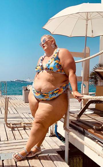 Should Anna OBrien Feel/Be Confident & Comfortable As She Is Wearing A Bikini?