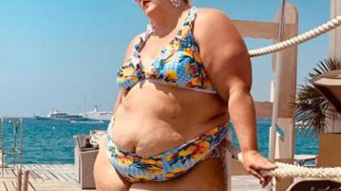 Should Anna OBrien Feel/Be Confident & Comfortable As She Is Wearing A Bikini?