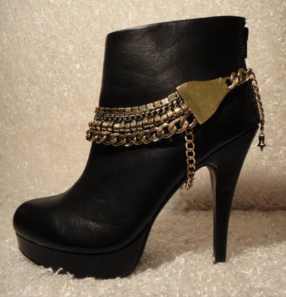 Which chained boots you like the most ?