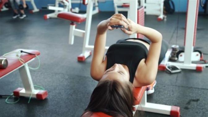 What's the most annoying thing people of the opposite gender do at the gym?
