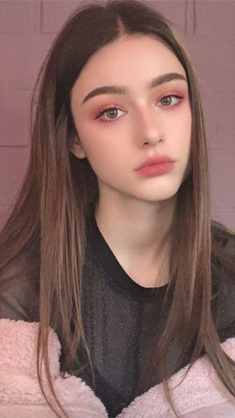 Guys, which makeup look do you prefer on girls?