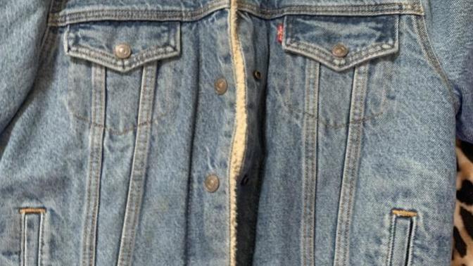 Does this denim jacket go better with light or dark jeans 👖 ( pic ) ?
