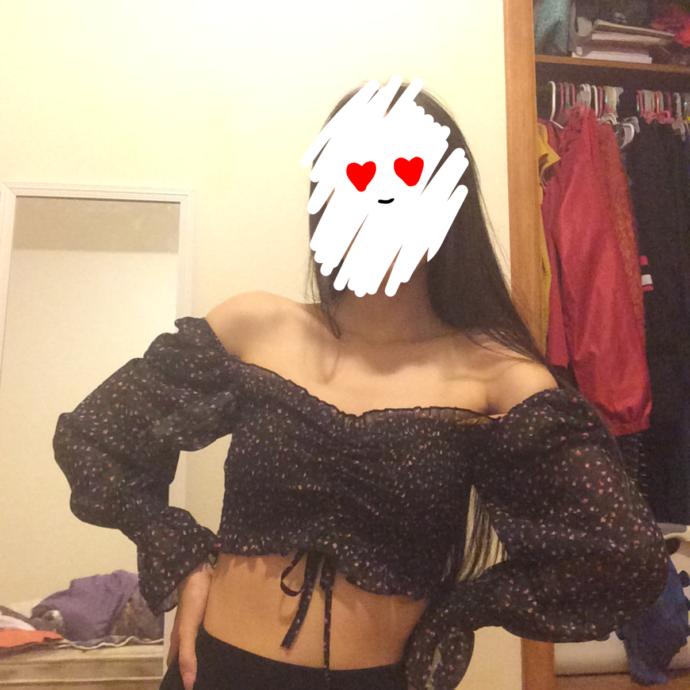 Same shirt but it can be worn off shoulder