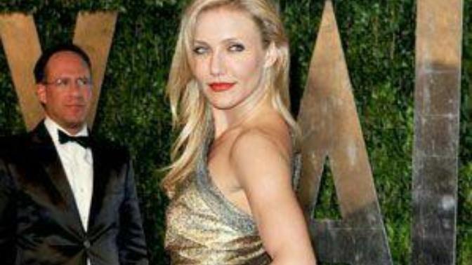 Should women with no curves wear tight dresses?