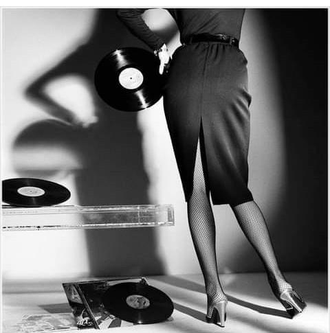 What kind of music creates the best atmosphere to favor intimacy?