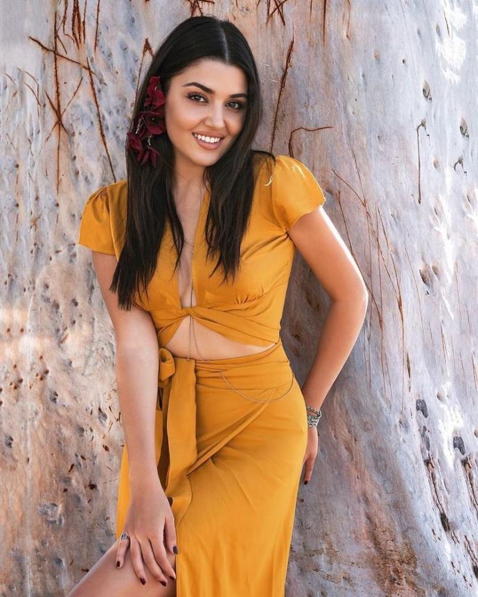 Which outfit of Hande Erçel do you like the most?