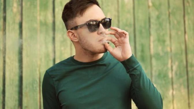 Weed smokers, HELP! I thought I could deal with the weed smoke but I can’t. Me and my boyfriend can’t agree?