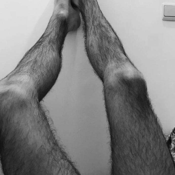 Girls, Muscular gym toned and smooth or slim natural hairy legs?