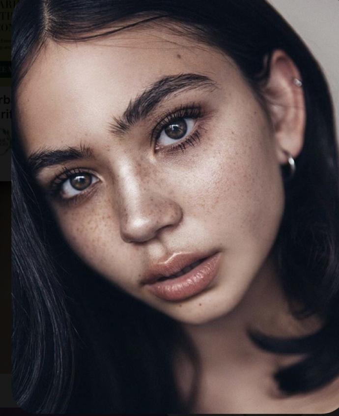 Thicker or thinner eyebrows?
