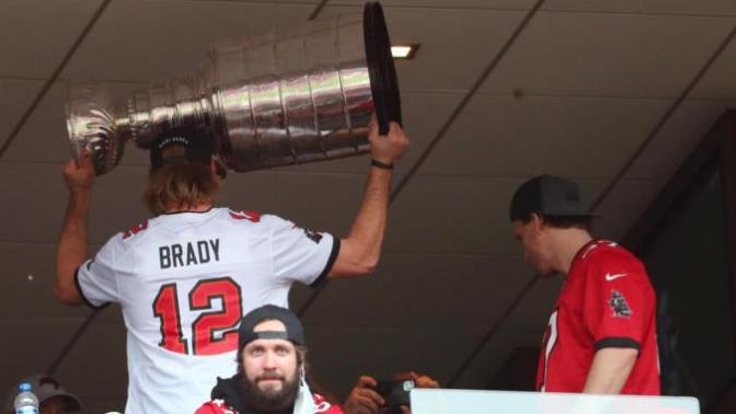 If the Buccaneers win the Super Bowl by making Tampa Bay and Los Angeles tied at 2 for championships in 2020, who should win the title of Title Town?