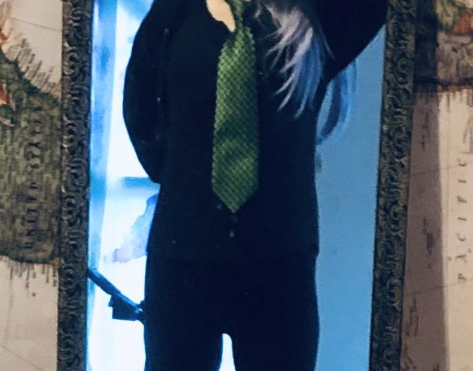 Do you like my green TIE... I was looking for a solid black or checkered black tie, but I couldnt find one in someone closet π€ππ?