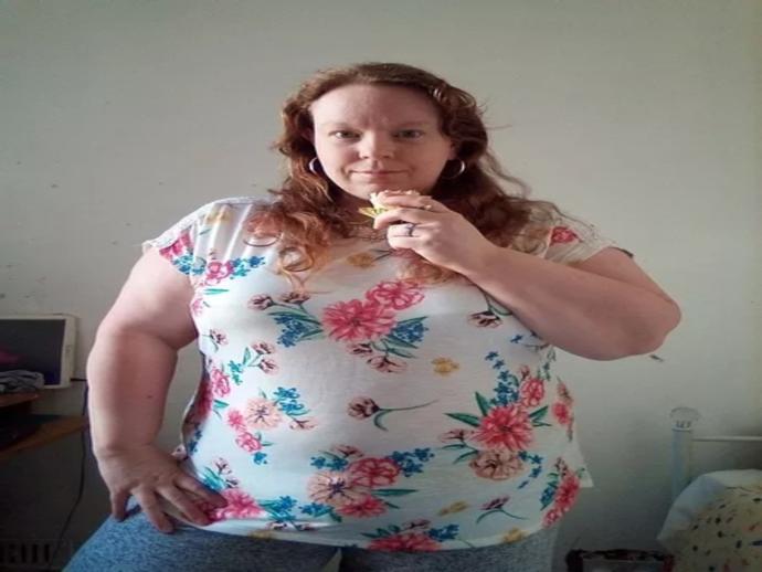 Which decade would this womans shirt be most in style during?