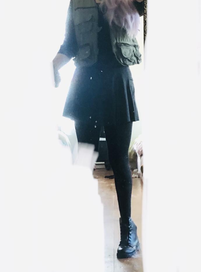 Didnβt put my shoes on fully yet that isnβt the style π
