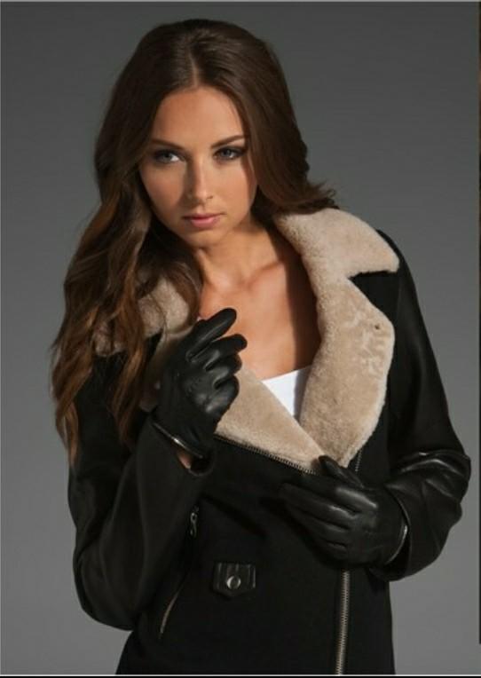 Anyone else think leather gloves look amazing on women?