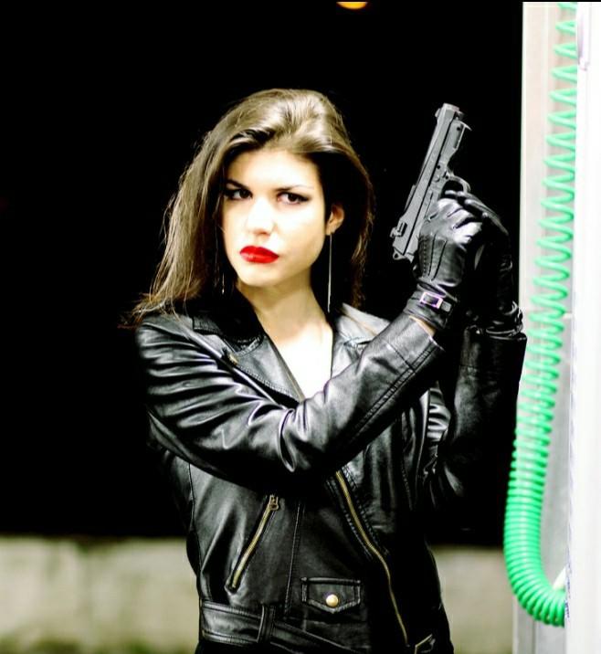 Anyone else think leather gloves look amazing on women?