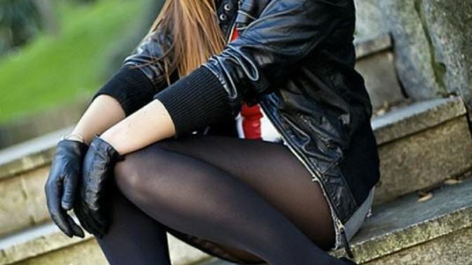 Anyone else think leather gloves look amazing on women?