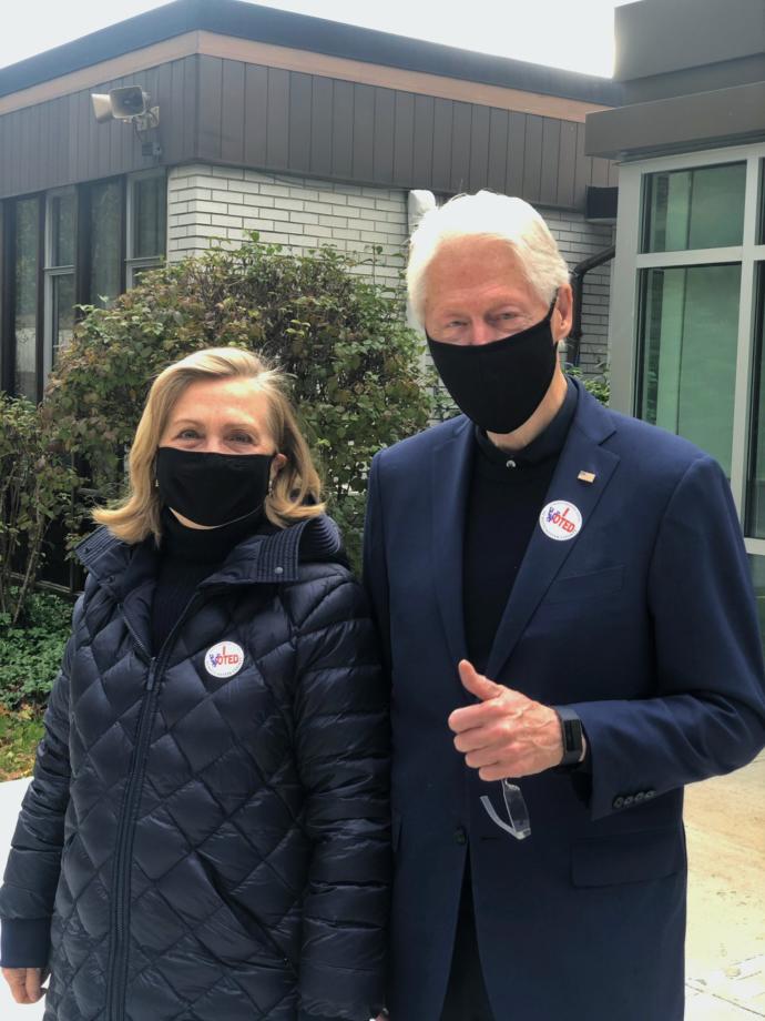 What do you think the height difference between Bill Clinton and Hillary Clinton is and do you like their clothing colors?