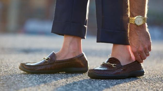 Is not wearing socks in somewhat cold weather considered confident and sexy?
