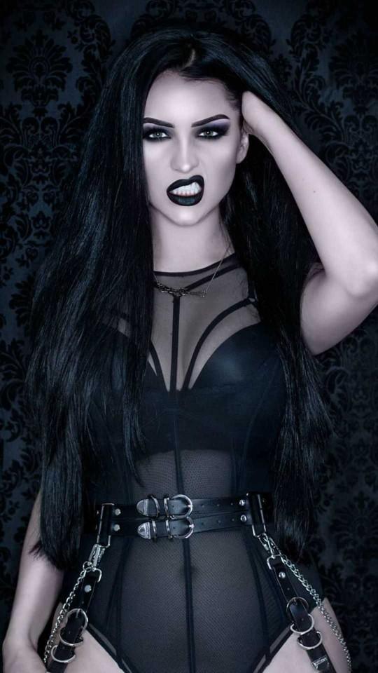 Does anyone else find goth girls hot?