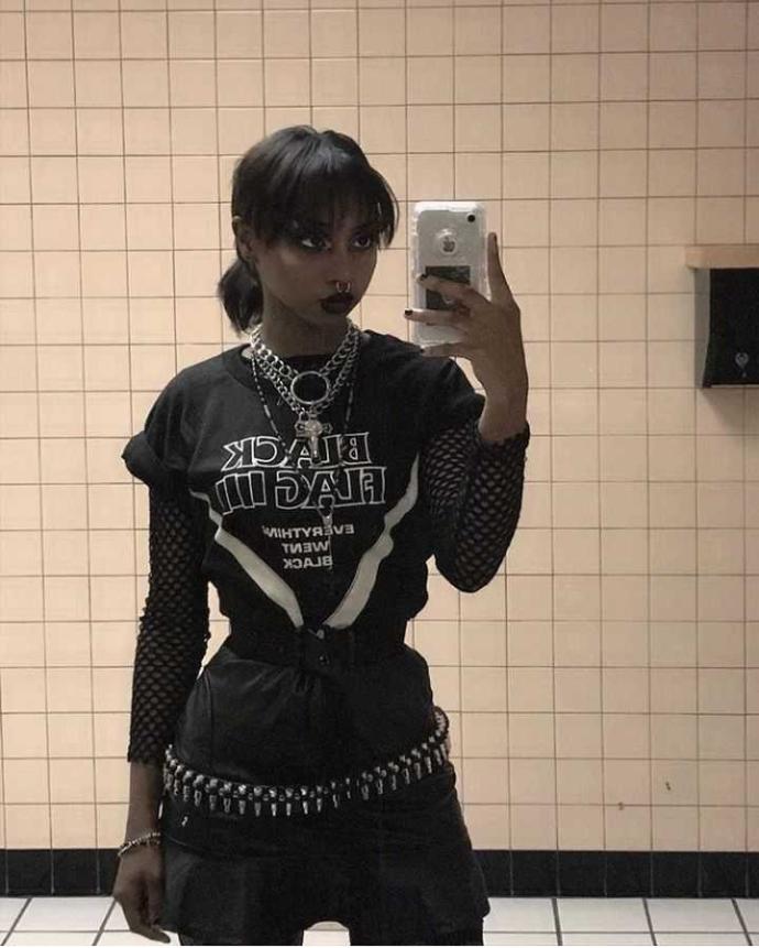 Does anyone else find goth girls hot?