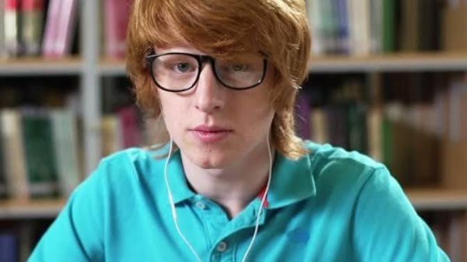 Would you date him ladies?