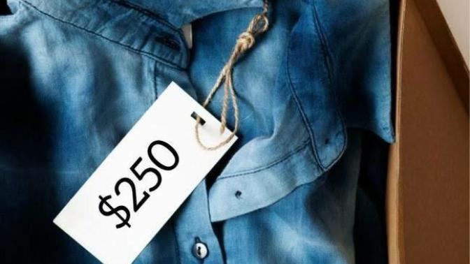 Is it okay to leave a price tag on a gift?
