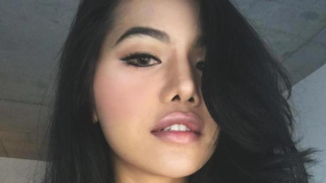 What do you think about this model who makes money with her farts?