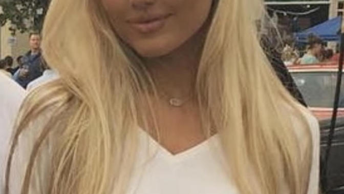 Which woman has a prettier hair color?