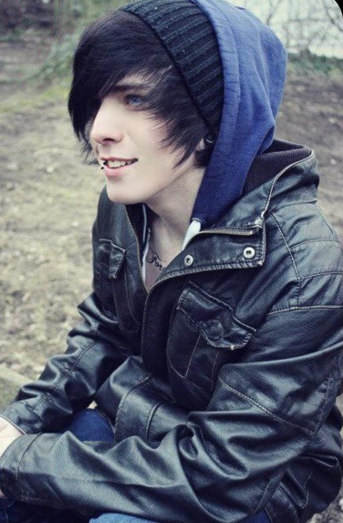 Why do I think edgy/emo guys are HOT? - GirlsAskGuys