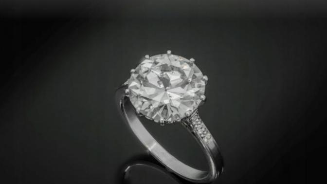 What will be a better gift for my girlfriend?