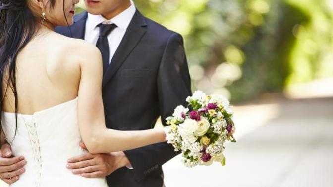 Boyfriend doesn't want me to post our marriage on instagram?