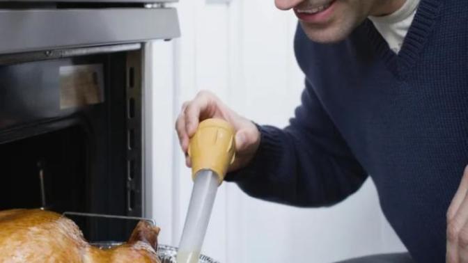 Are there any guys that cook or help cook on Christmas and are there any girls that don't help or don't cook on Christmas?