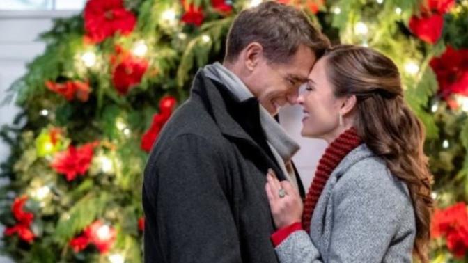 Do holidays like Christmas make it easier to fall in love?