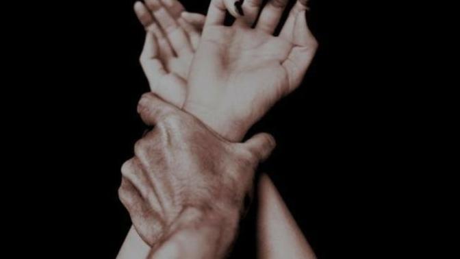 Can/are guys so strong that they can do this (photo below) ? Girls, would you like a guy to hold u like this?