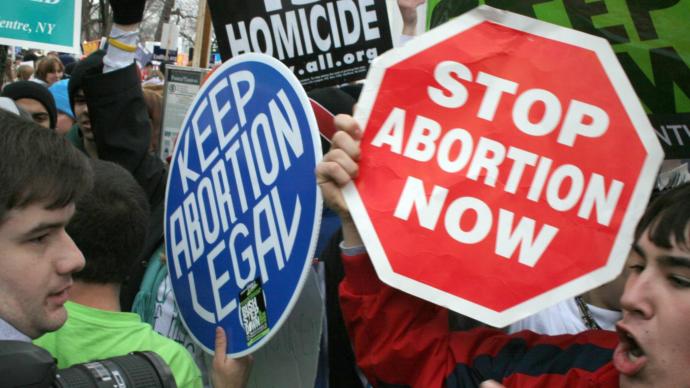 People protesting both for and against abortion