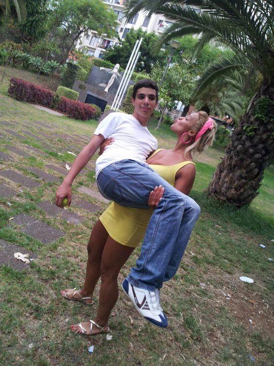 Girls, if I (a guys af about 60kg) did ask you to lift and carry me, would you try and dare to do that? Why or why not? ?