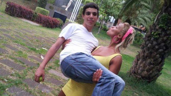 Girls, if I (a guys af about 60kg) did ask you to lift and carry me, would you try and dare to do that? Why or why not? ?