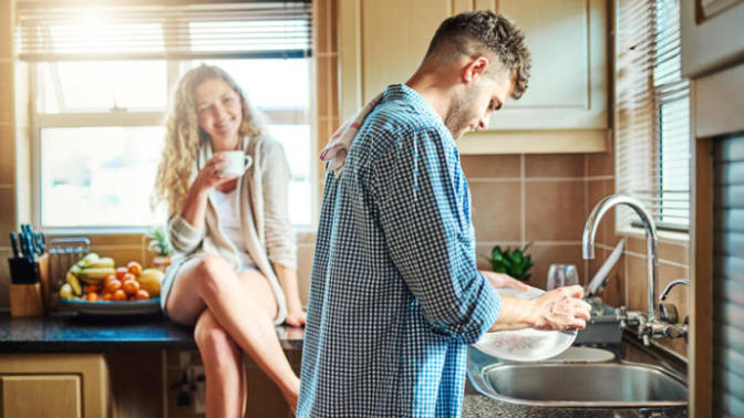 Does a man who does feminine stereotyped labor in early stages of dating increase his sexual attractiveness?