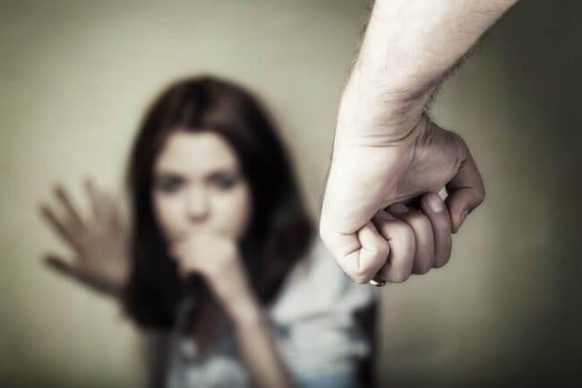 Are average looking girls more likely to stay in abusive relationships than the beautiful girls, who have 1000 followers?