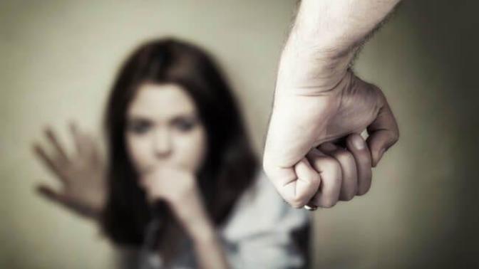 Are average looking girls more likely to stay in abusive relationships than the beautiful girls, who have 1000 followers?