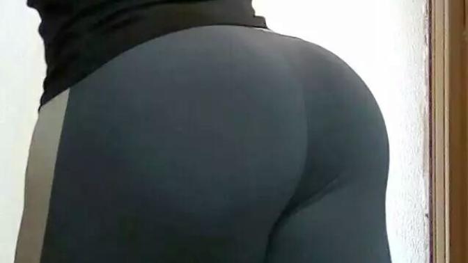 Girls, would you think it's too weird if I went to the gym wearing leggings?