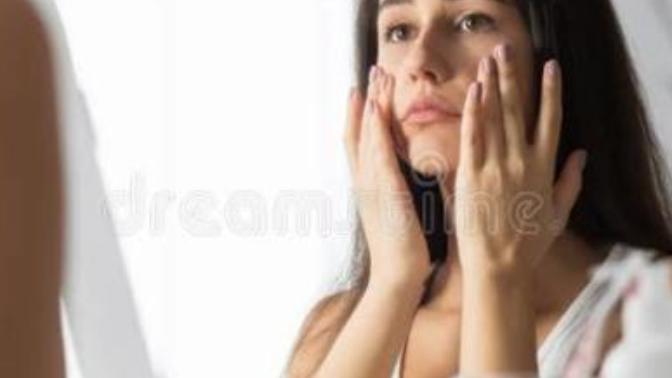 I think I'm ugly , why is my boyfriend with me?