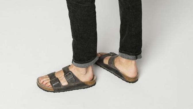 Girls, should guys wear sandals in the summer? Do you think a guy can look sexy wearing sandals?