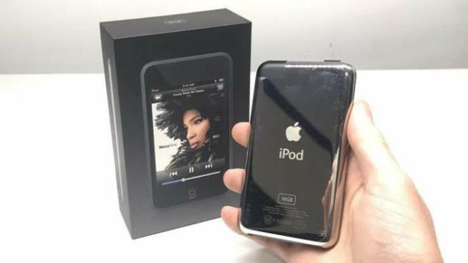 Does someone know if an iphone 4 charger is compatible with ipod touch 1st gen?