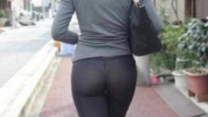 Expose thong through leggings on purpose, so hot?