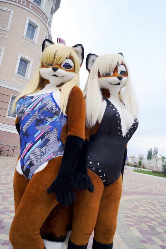 Wincey Foxi and Friend - - - - - 