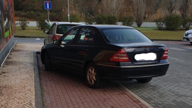 Why is it so hard for some people to park properly 😑?