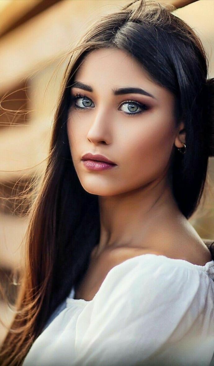 Men, what makes a woman irresistible?