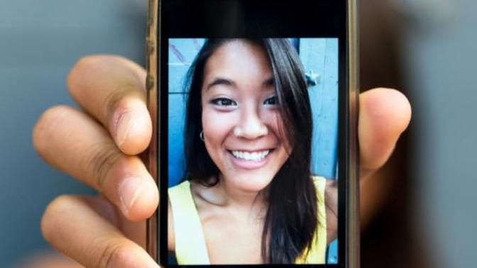 Why would a guy keep a pic of another girl as his lock screen?