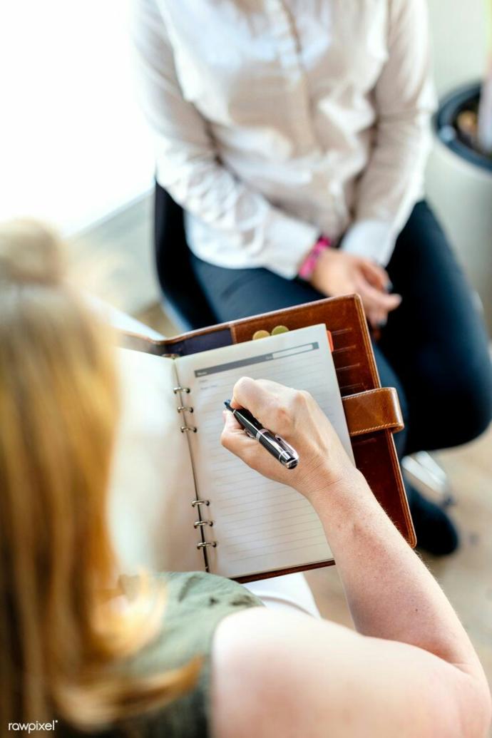 Is it okay for a person to date their therapist?